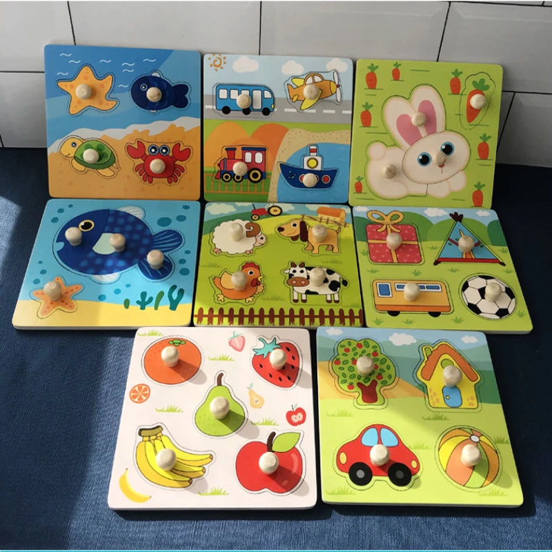 Enfant jouant avec un puzzle en bois de fruits variés