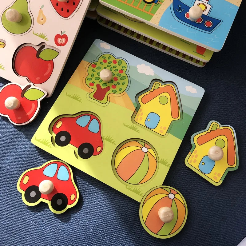 Gros plan sur des pièces de puzzle en forme de fruits