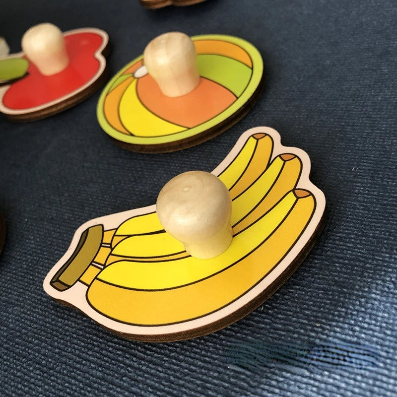 Ensemble de pièces de puzzle en bois représentant des fruits