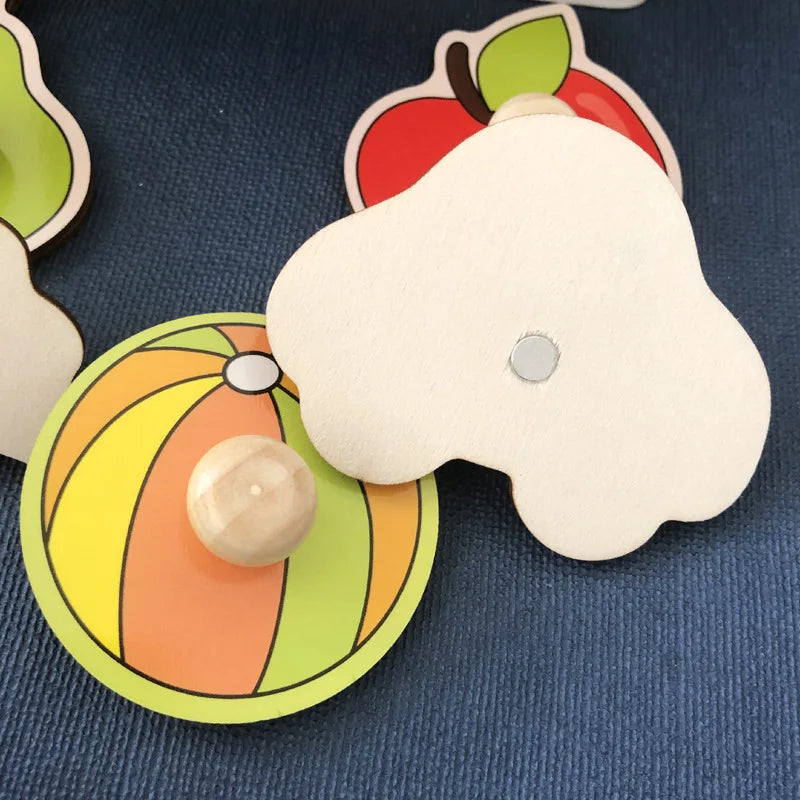 Vue de dessus d'un puzzle en bois avec fruits colorés
