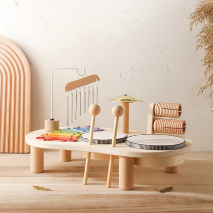 Enfant explorant la table musicale avec xylophone