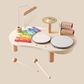 Enfant jouant sur une table musicale en bois