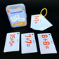 Enfant jouant avec des cartes mathématiques sur un tapis coloré