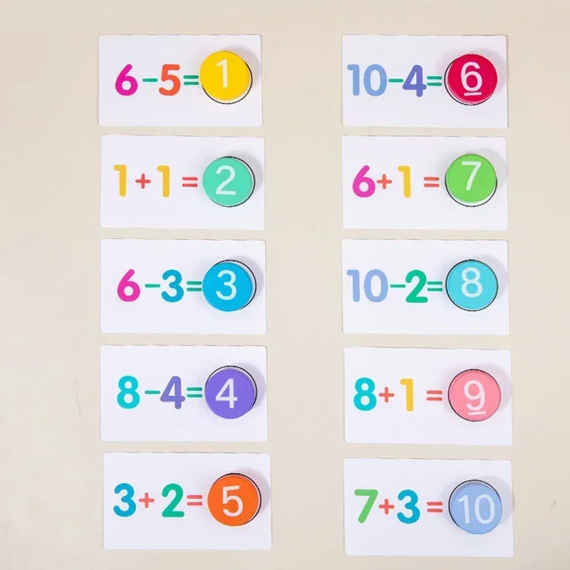 Cartes mathématiques en carton et bois sur une table
