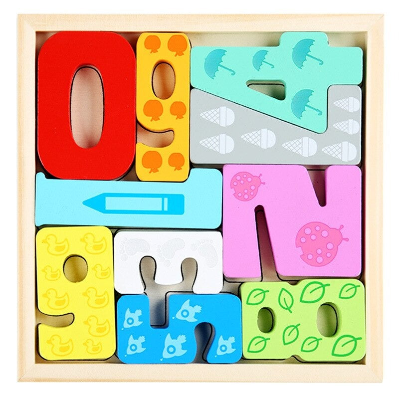 Enfant jouant avec un puzzle en bois éducatif et coloré