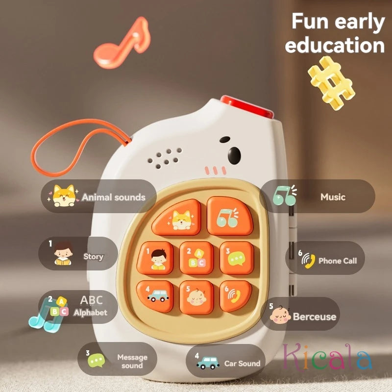 Enfant jouant avec la malette sensorielle sur un tapis