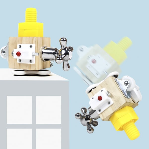 Vue de dessus de la boîte d'activité avec jouets intégrés