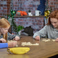 Enfants et adultes jouant ensemble autour d'une table avec le jeu
