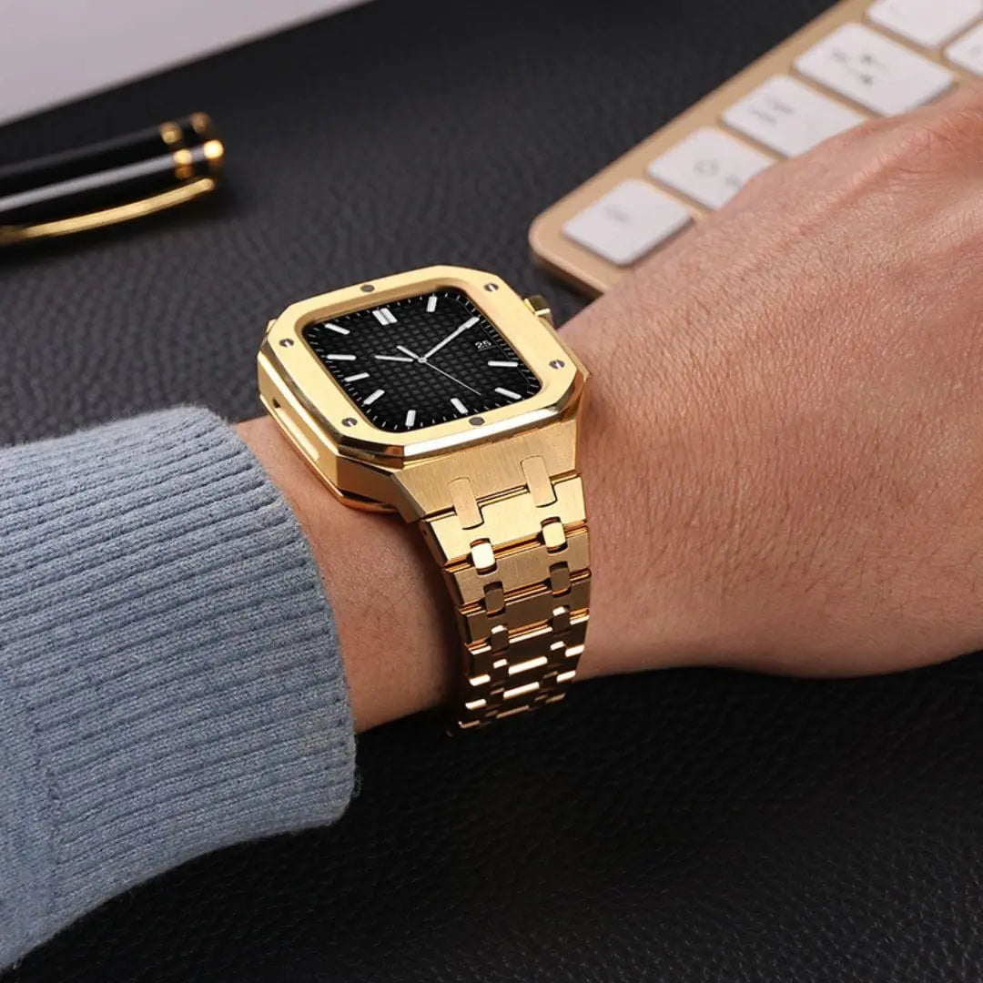 Vue de face d'un étui en acier inoxydable pour montre connectée