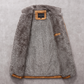 Détail des coutures renforcées en cuir sur le manteau