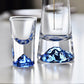 Gros plan sur le design montagne des verres