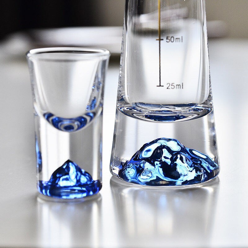 Gros plan sur le design montagne des verres