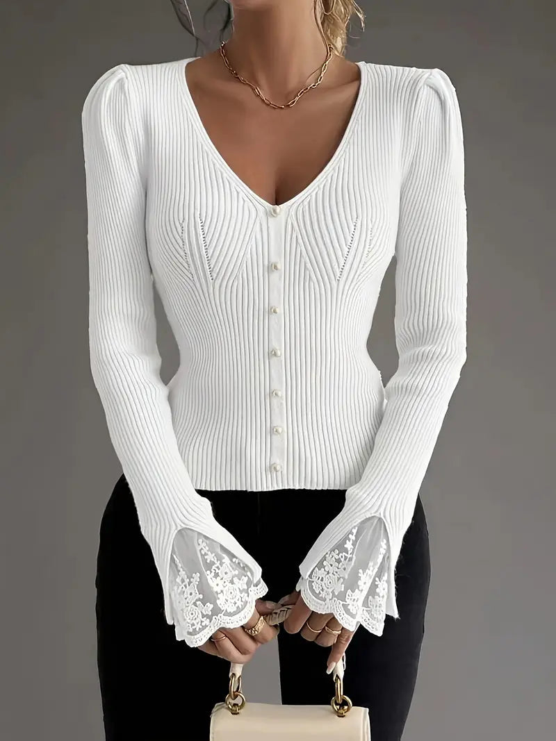 Pull élégant porté, mettant en valeur le col en V