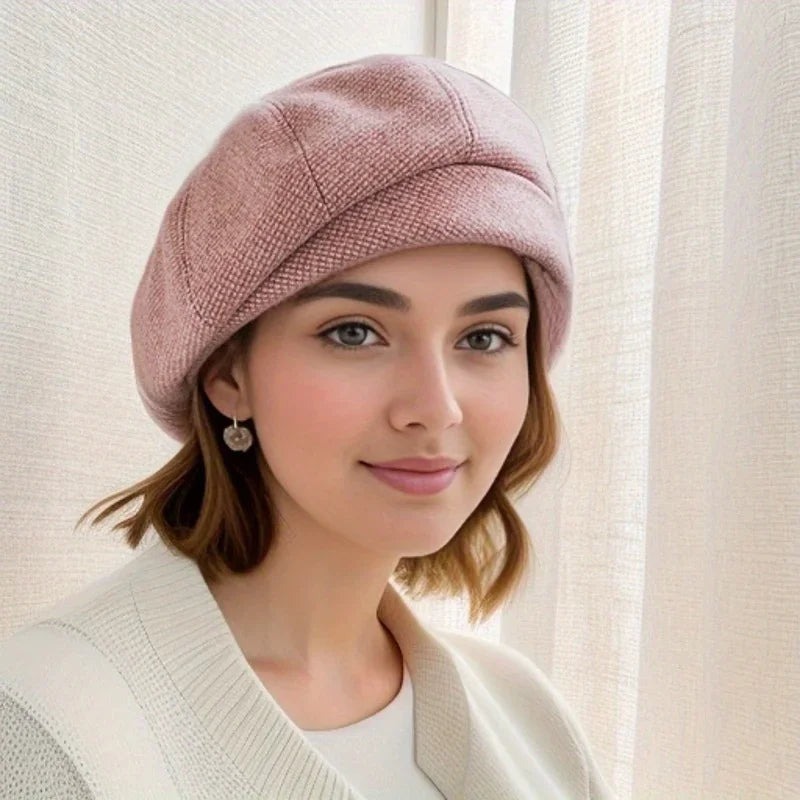 Femme portant un bérét chic, style automnal