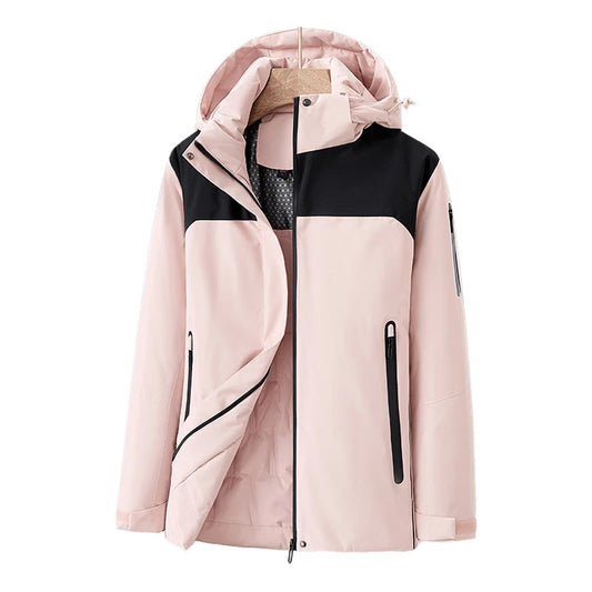 Femme portant le manteau lors d'une randonnée hivernale