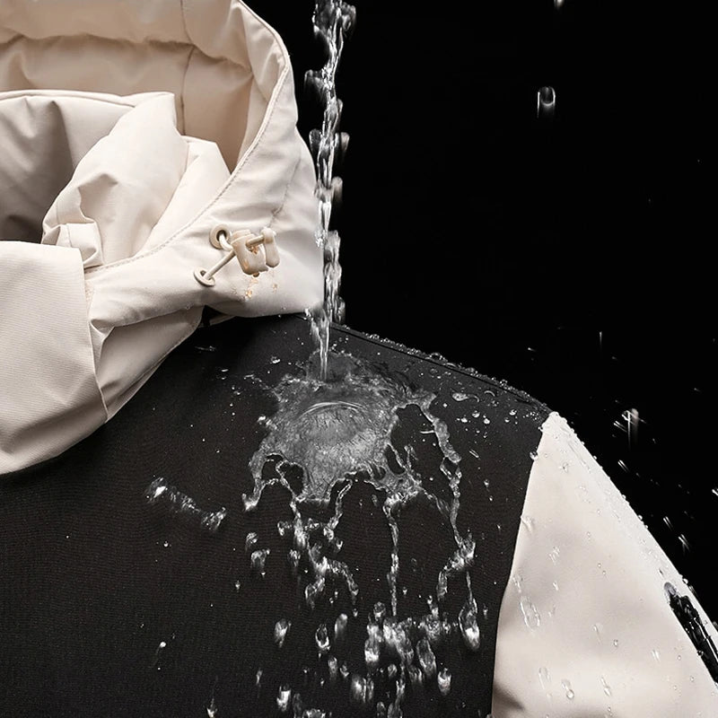 Détail de la capuche amovible du manteau d'hiver
