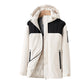 Fermeture éclair du manteau imperméable en gros plan