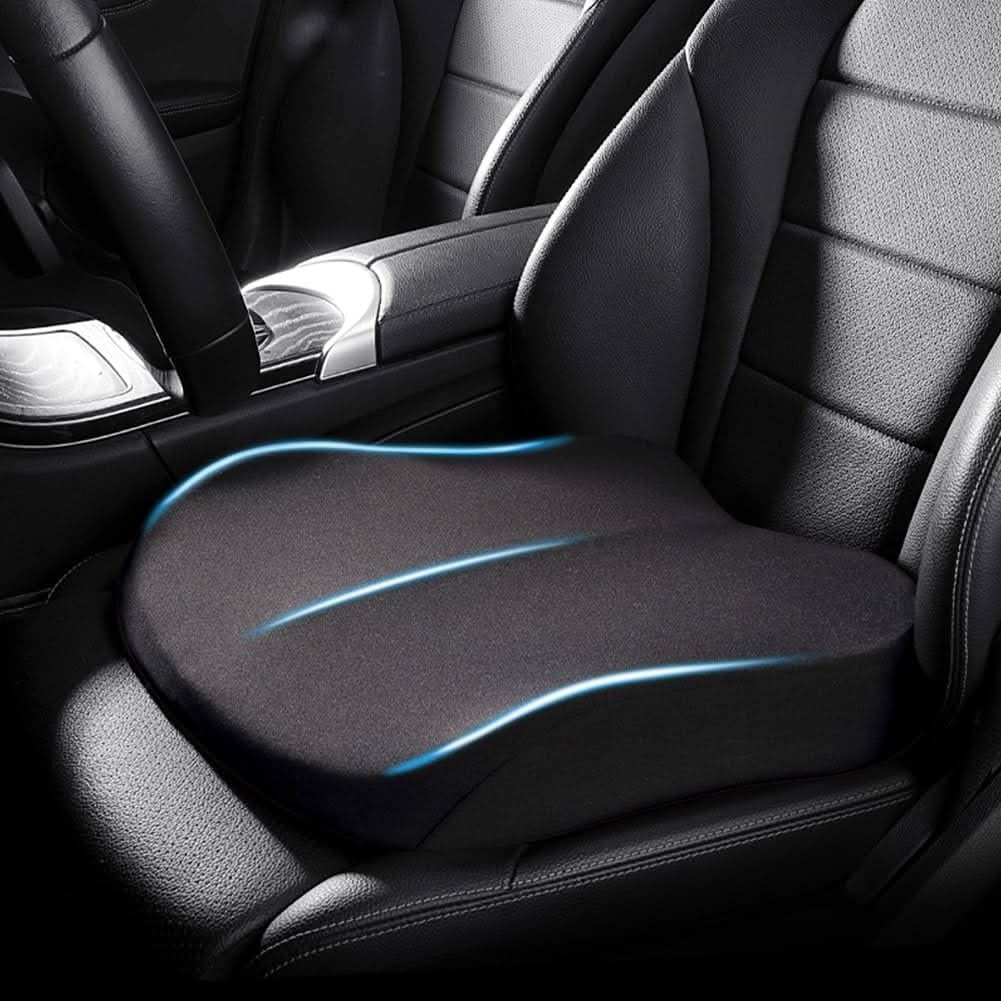 Coussin de siège en couleur noir, installé dans une voiture