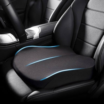 Coussin de siège en couleur noir, installé dans une voiture