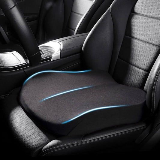 Coussin de siège en couleur noir, installé dans une voiture