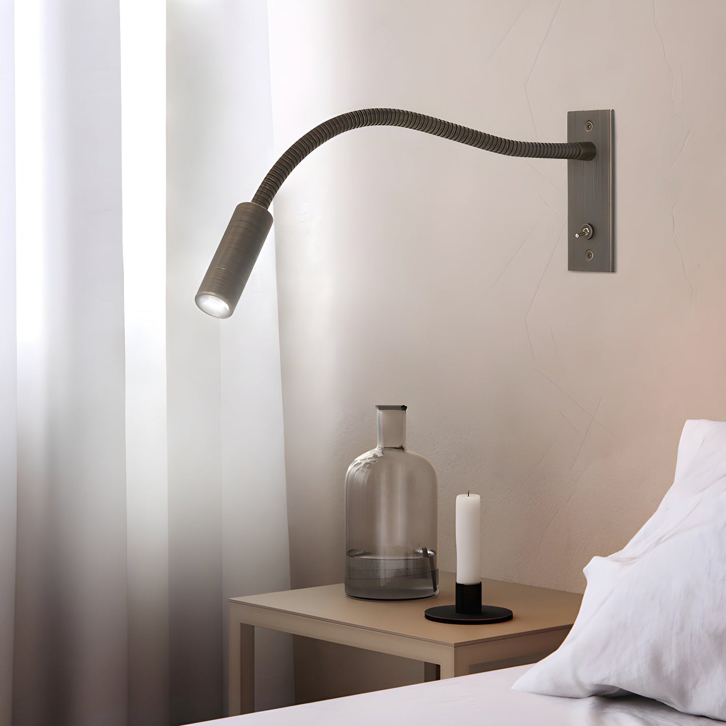 Lampe murale LED en bronze brossé installée dans une chambre