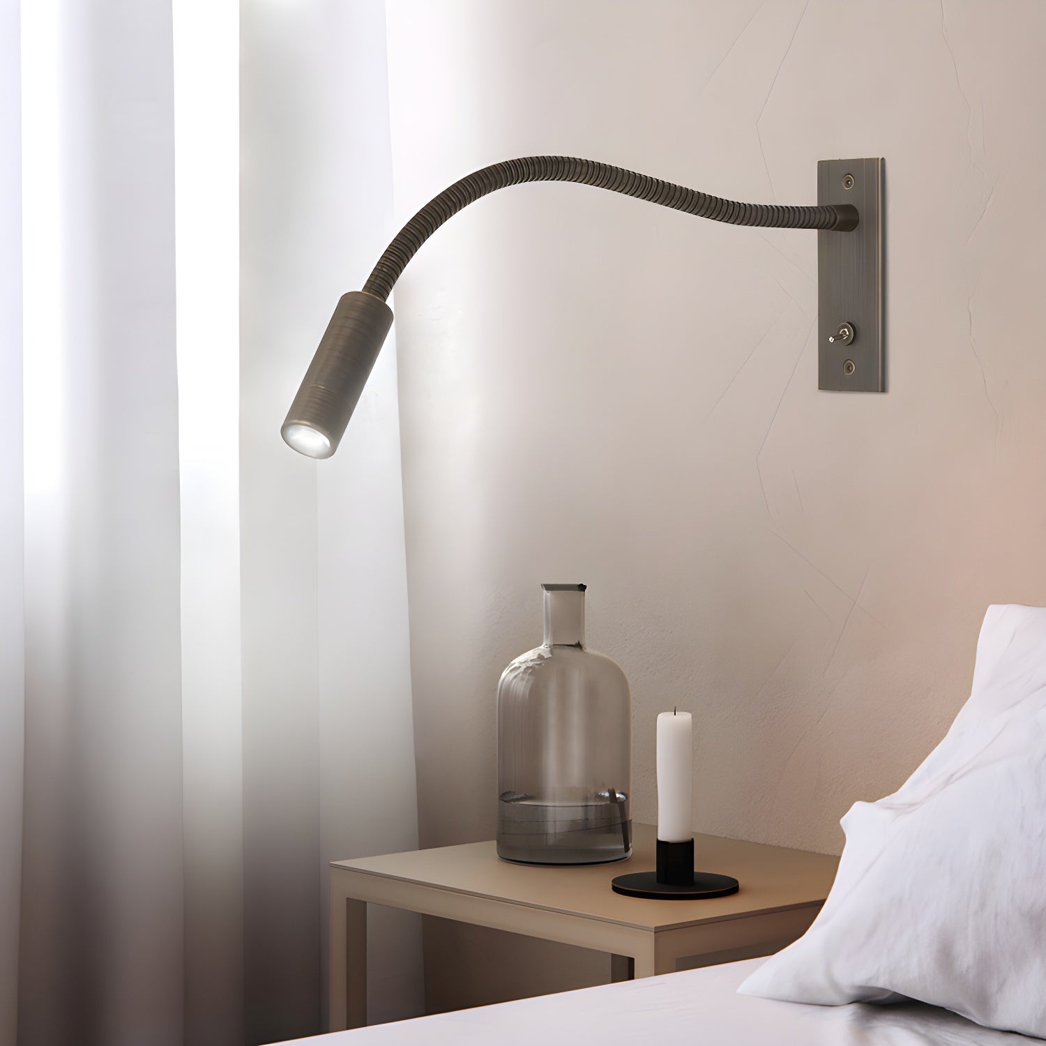 Lampe murale LED en bronze brossé installée dans une chambre