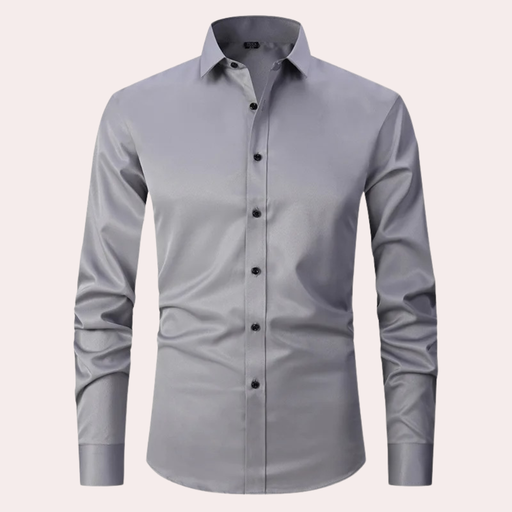 Gros plan sur le col d'une chemise respirante pour homme