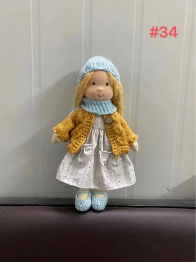 Poupée en Peluche Fait Main elise handmade waldorf plush vue du matériau