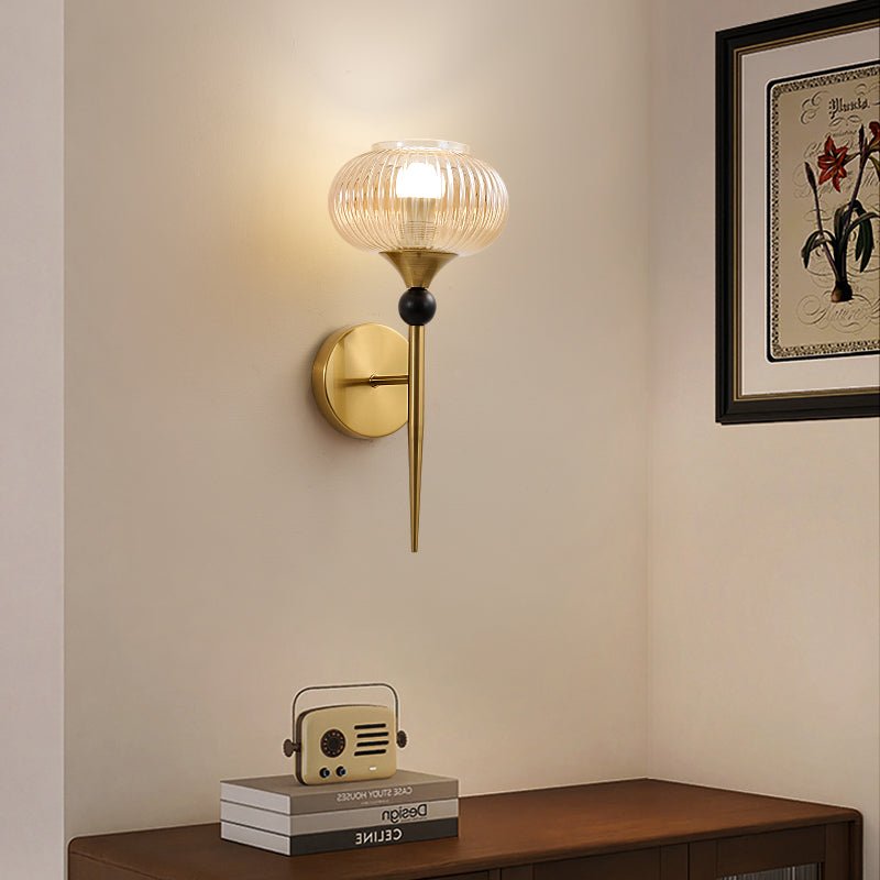 Détail de la tige effilée et accents sphériques sombres