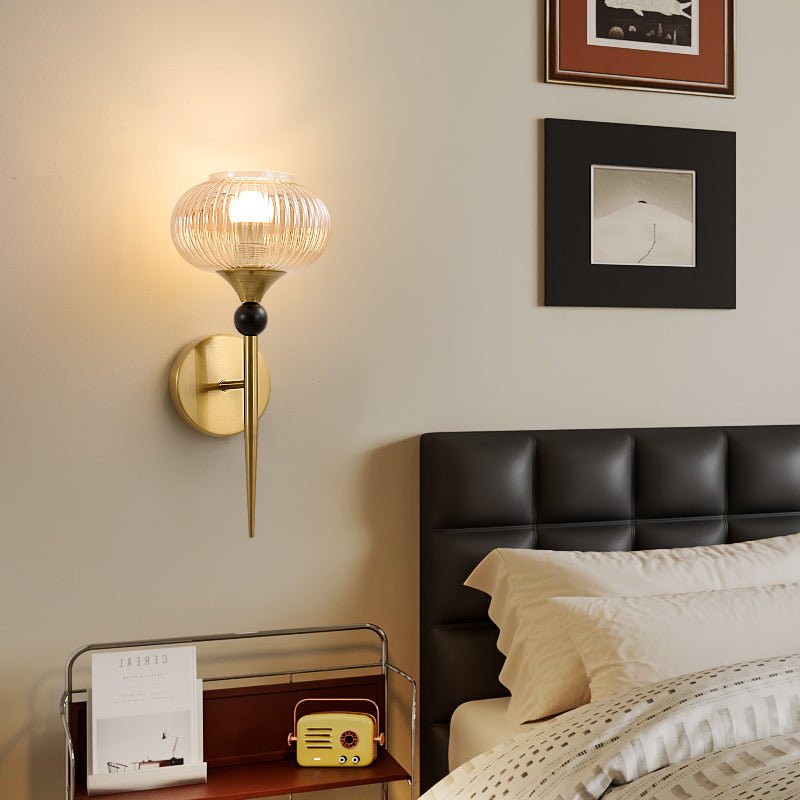 Lumière chaleureuse émise par l'abat-jour en verre