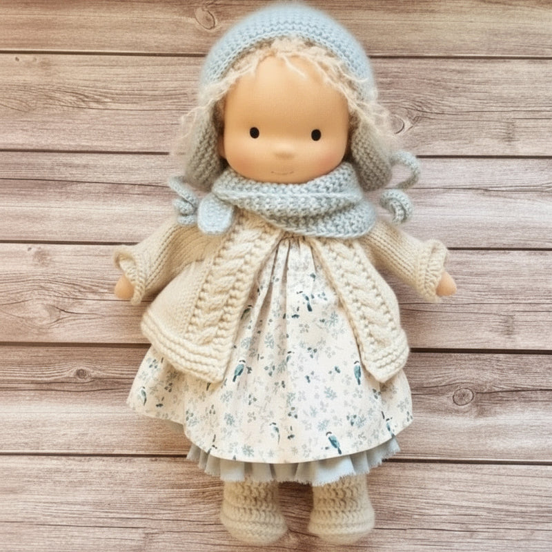 Poupée Waldorf Fait Main eloracotton soft charming handmade vue de face vue 11
