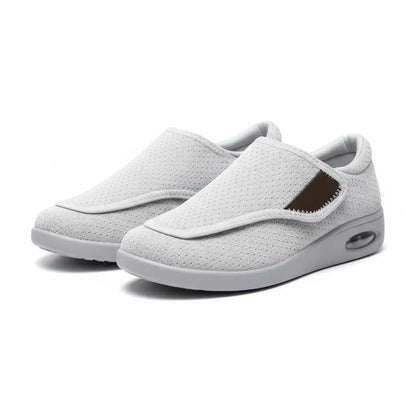 Chaussure orthopédique pour femmes montrant l'ajustement Velcro