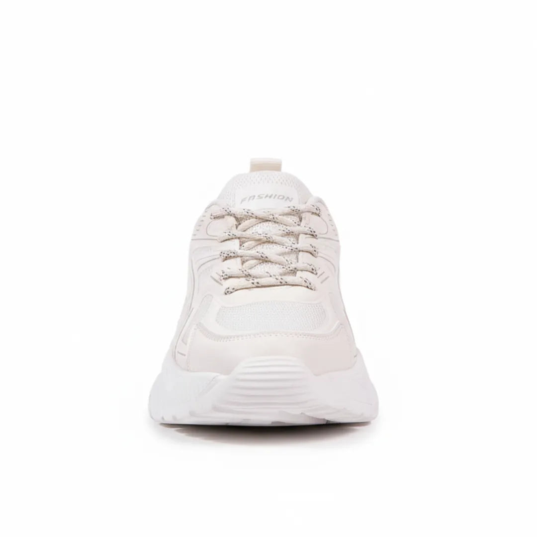Vue de dessus des baskets blanches montrant la maille respirante