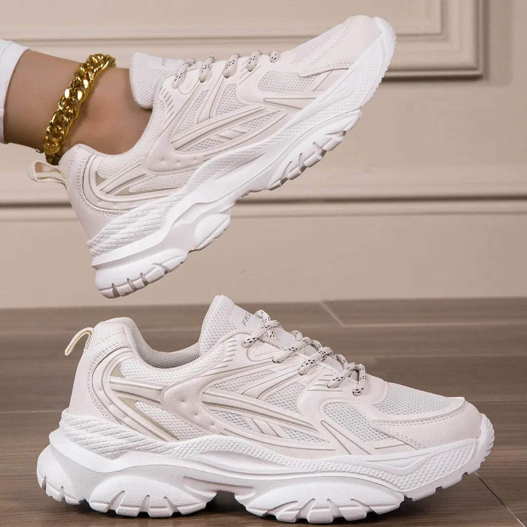 Zoom sur le talon des baskets blanches avec soutien orthopédique