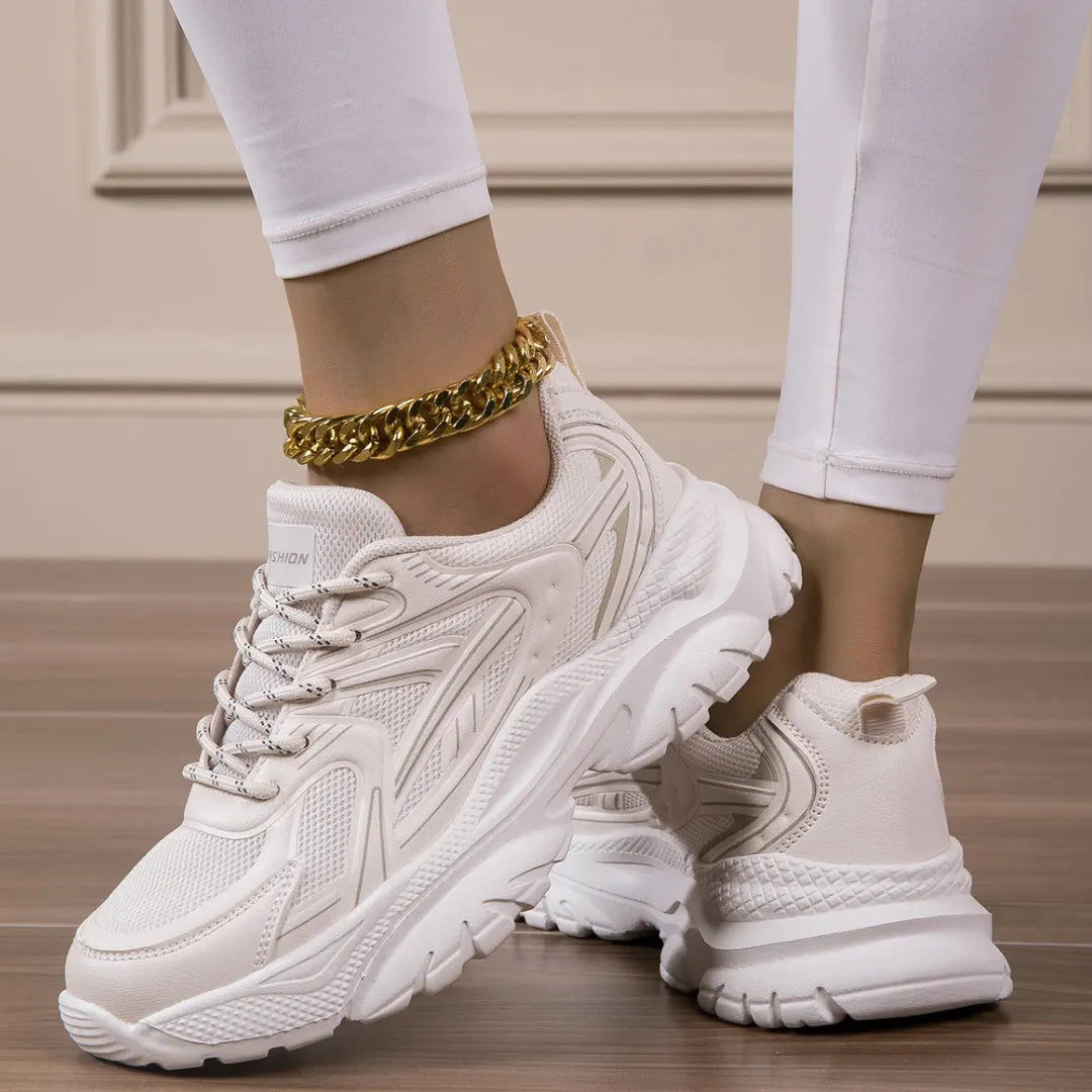 Vue latérale des baskets blanches montrant le design respirant
