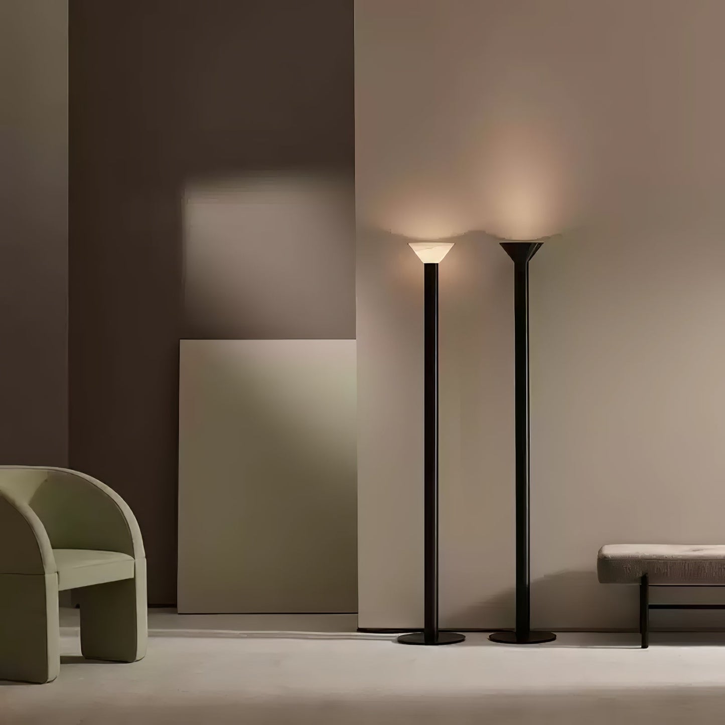 Lampe sur pied illuminant un espace de réception