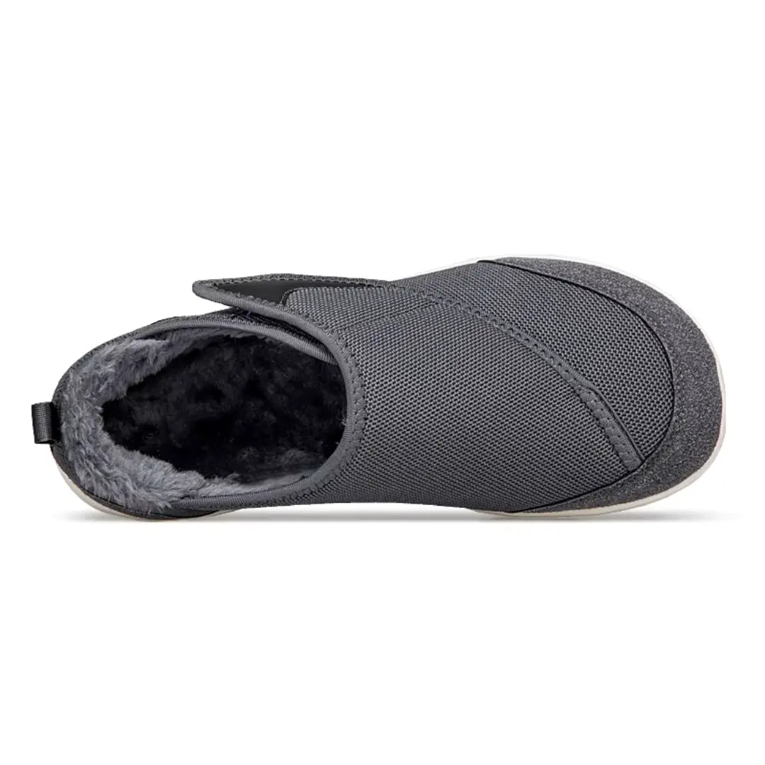Mocassins posés sur une surface en bois, vue d'ensemble
