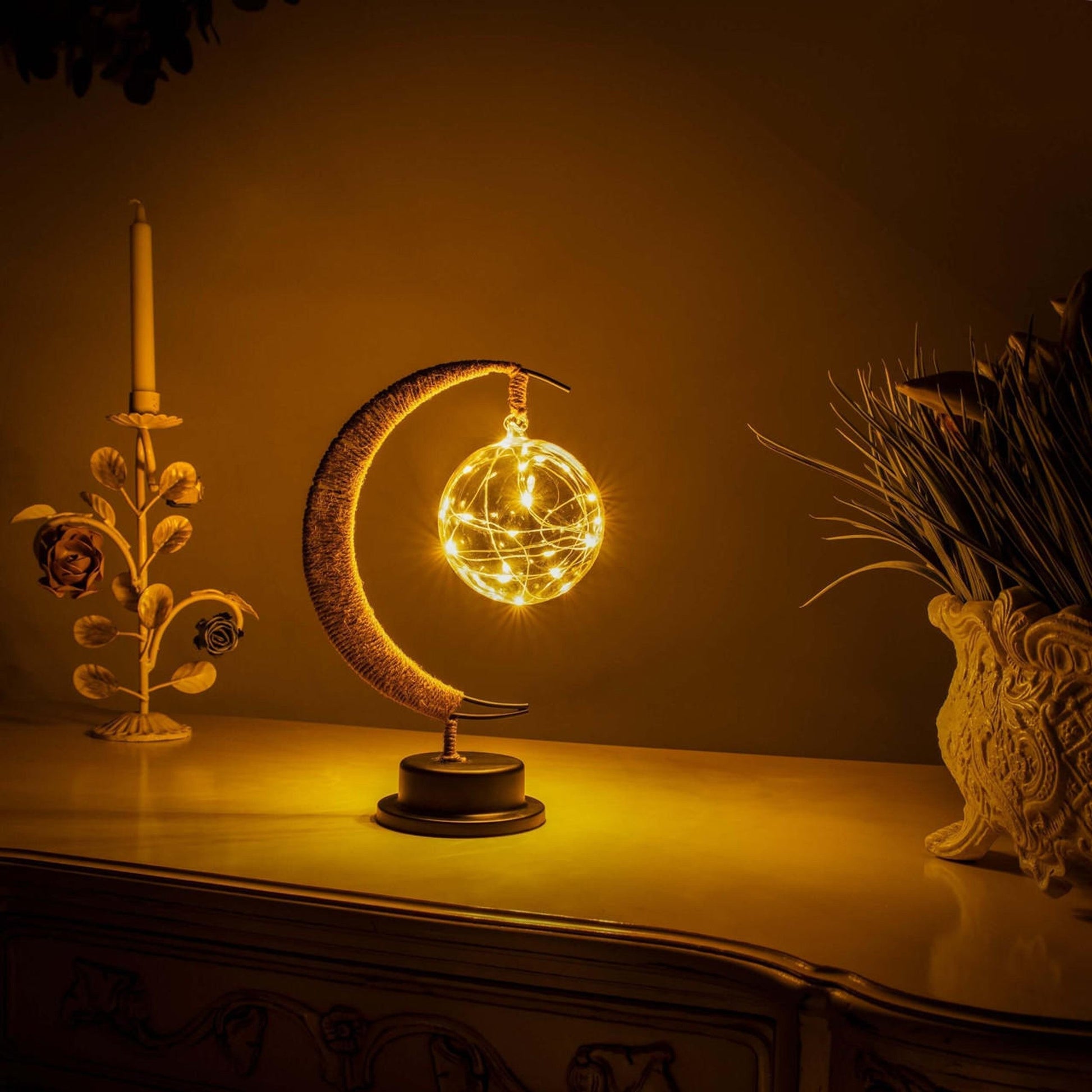 Lampe lune sur table en bois, lumière douce