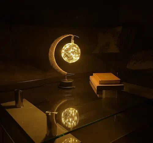 Lampe posée sur une étagère, lumière chaude