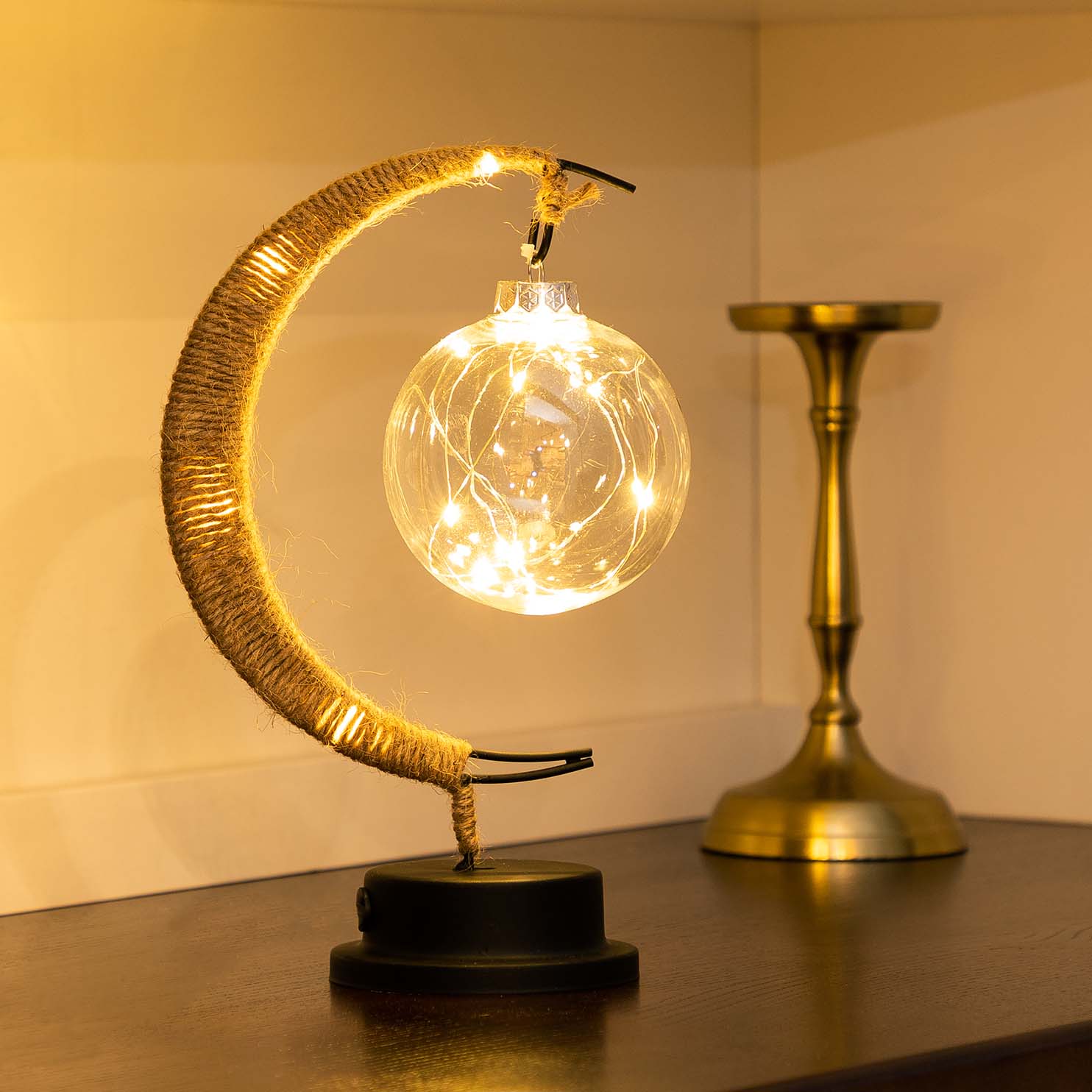 Lampe éclairant un coin lecture, atmosphère sereine