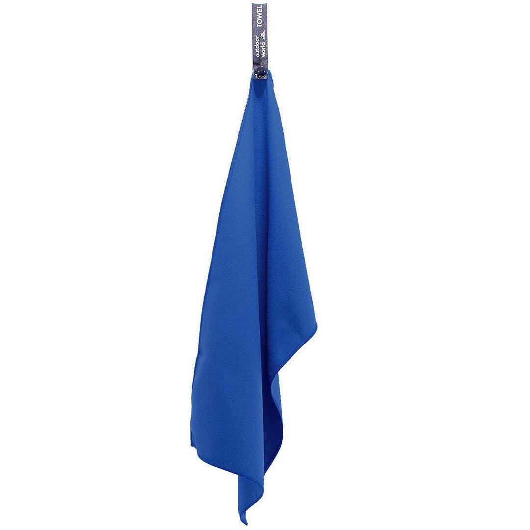 Serviette microfibre montrant sa légèreté et portabilité