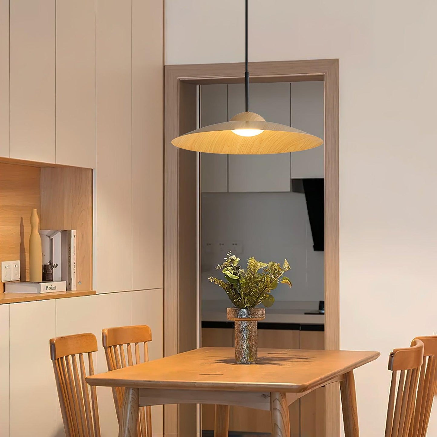 Lampe pendante en bois, vue de côté