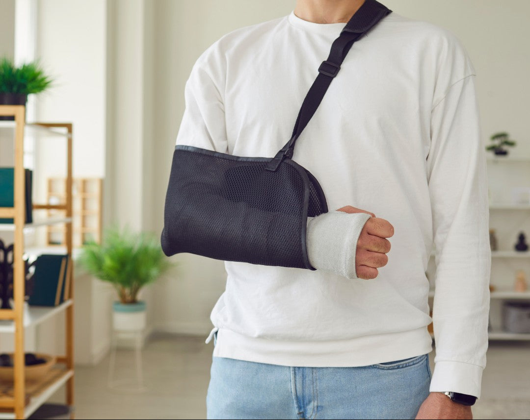 Écharpe de bras ajustable portée par une personne
