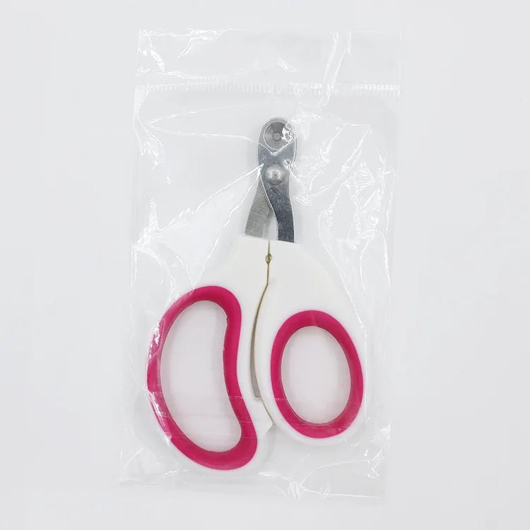 Gros plan sur les lames tranchantes des ciseaux à ongles