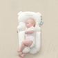 Coussin ergonomique pour bébé sur fond blanc