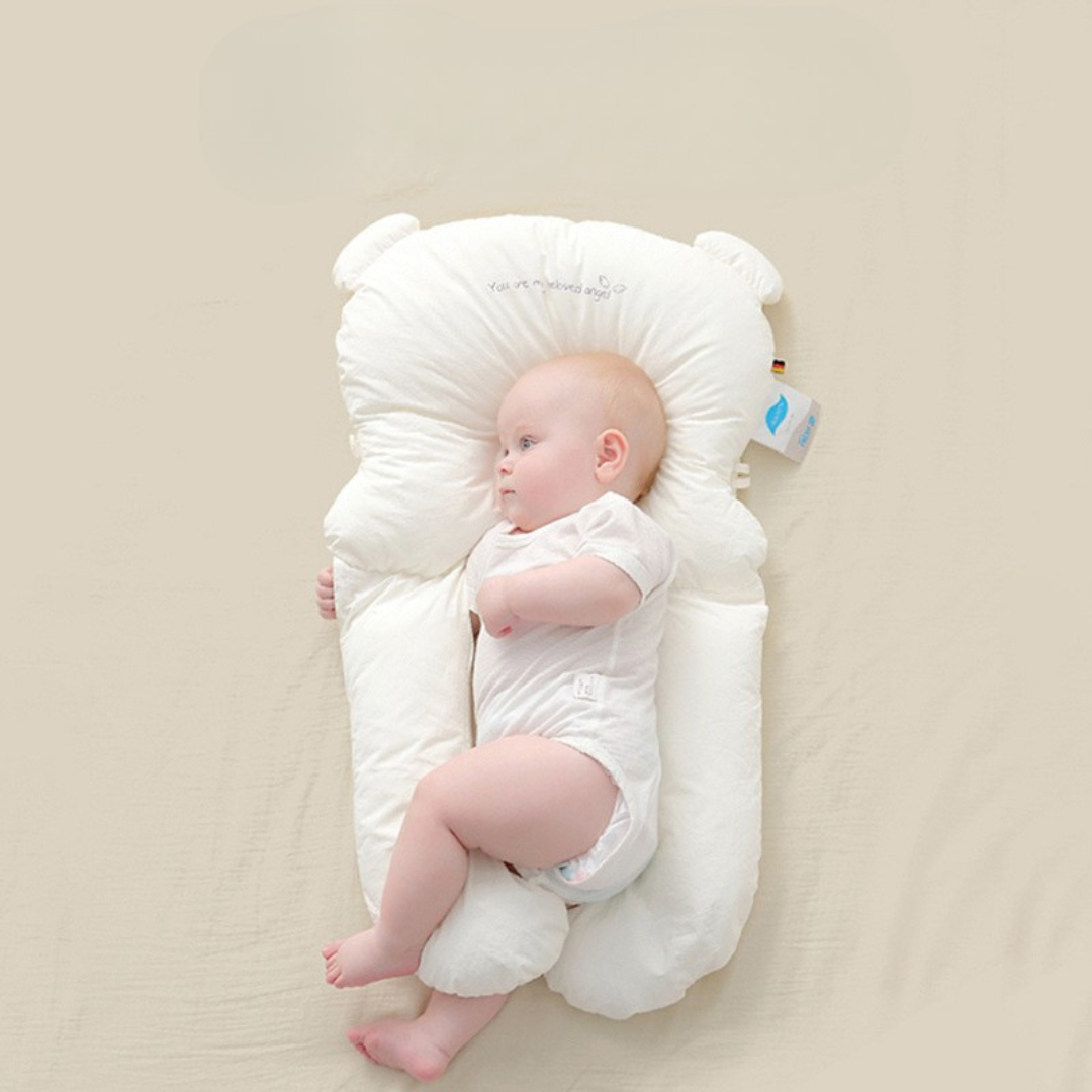 Coussin ergonomique pour bébé sur fond blanc