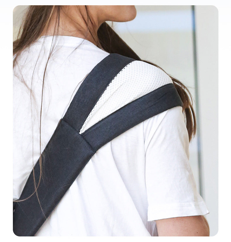 Vue de côté d'un porte-bébé avec tissu de haute qualité