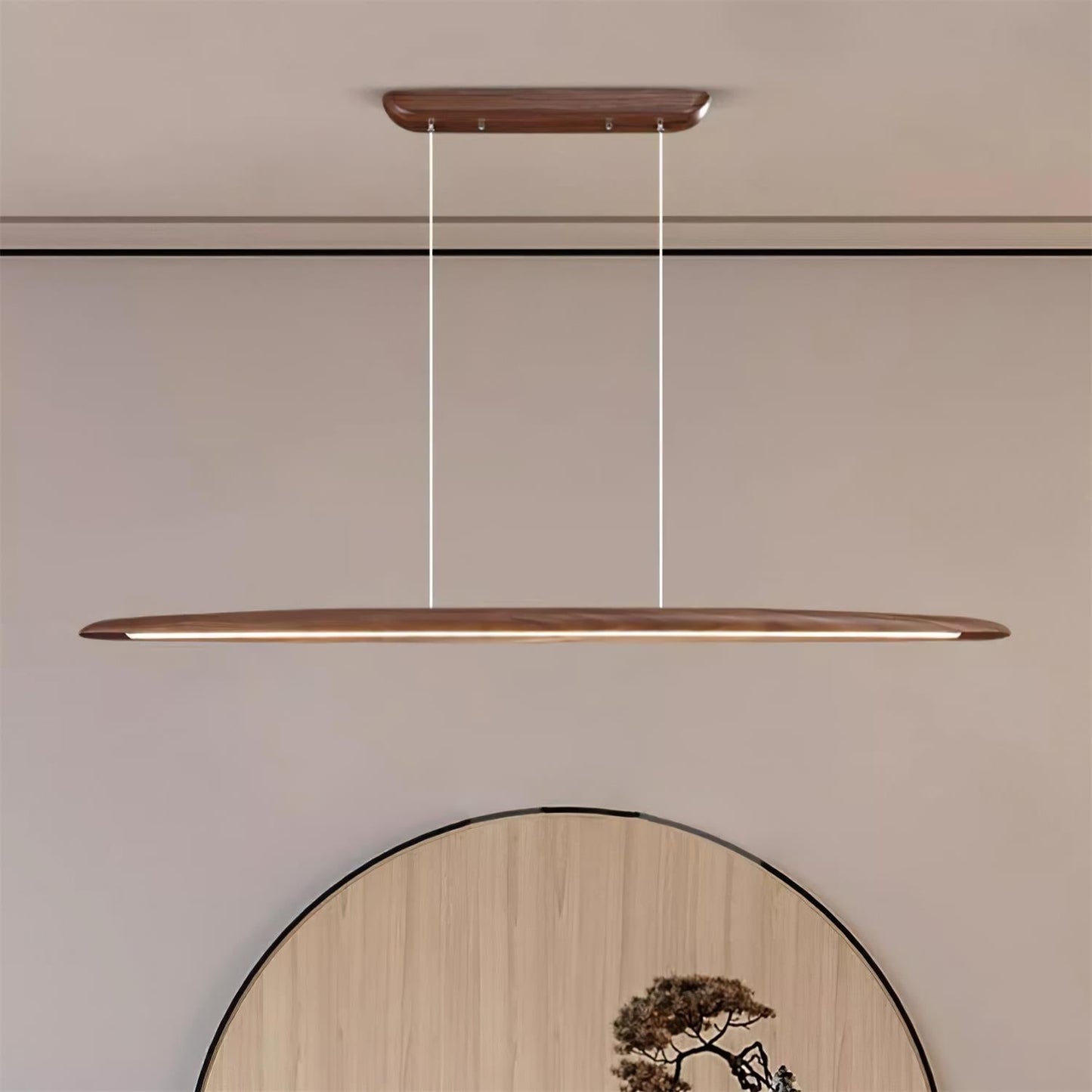 Lampe suspendue éclairant un intérieur moderne