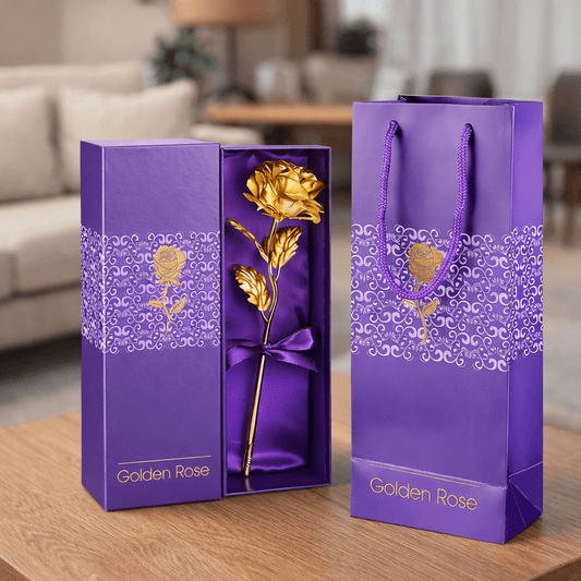 Rose dorée dans sa boîte cadeau élégante, vue d'ensemble