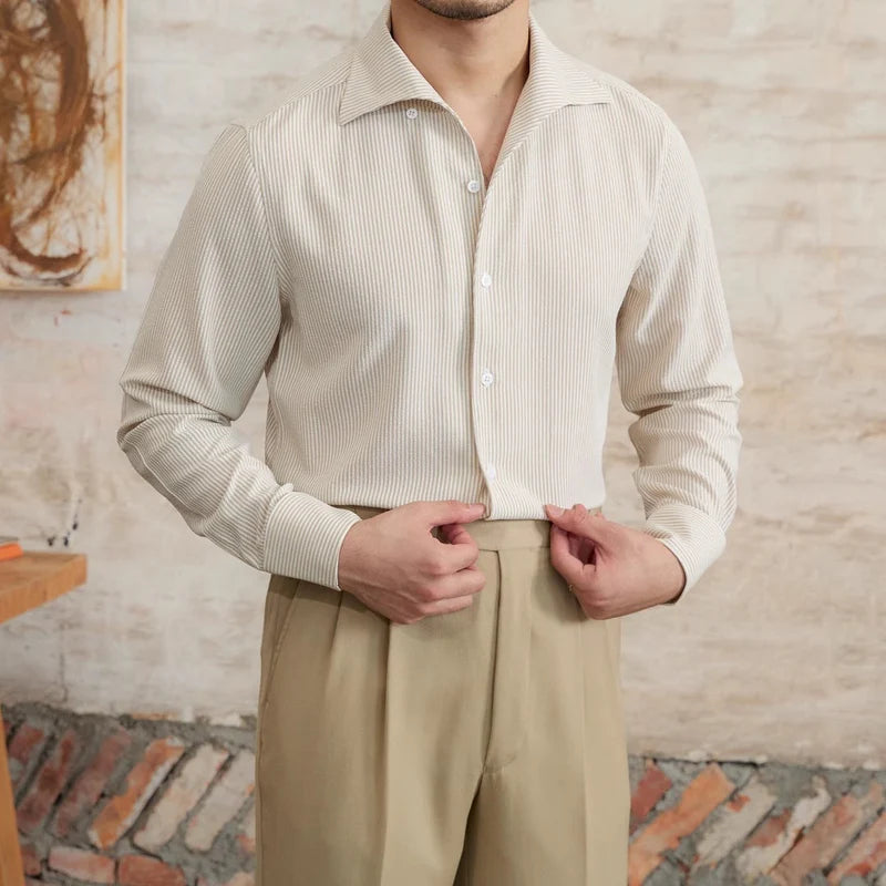 Chemise à carreaux posée à plat, manches repliées